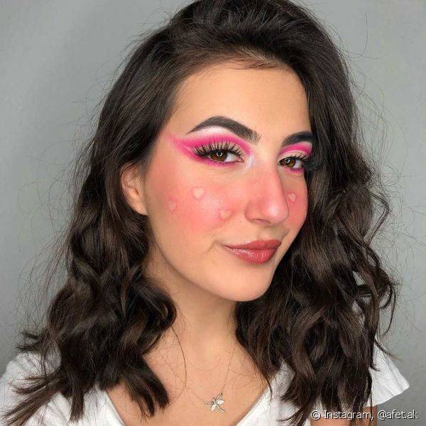 A make rosa neon com cora??es ? perfeita para a maquiagem de carnaval 2019 (Foto: Instagram @afet.ak)